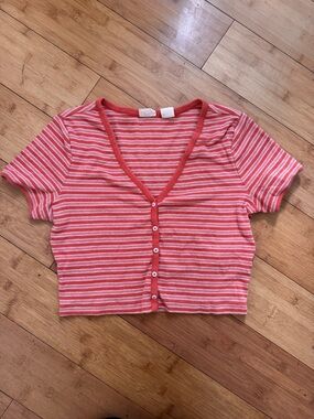 VINTAGE LEVI’s button up crop top.